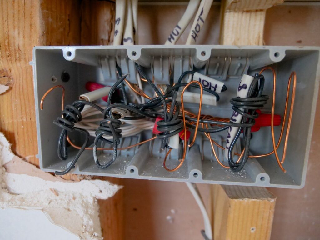 Jak zainstalować puszkę podtynkową i uprościć montaż elektryczny?
